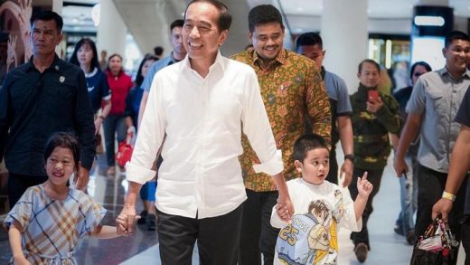 Jokowi Ajak Sedah dan Nahyan Jalan-Jalan di Mal Medan